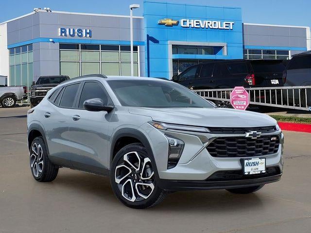 2025 Chevrolet Trax 2RS in Sterling Gray Metallic — front three-quarter view